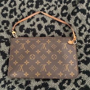 Used Louis Vuitton neverfull wristlet. Please see pictures of imperfections.